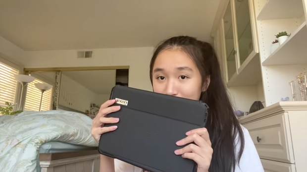 Tiểu thư YouTuber Jenny Huỳnh khai thật trong cặp có gì, tiết lộ vật quan trọng nhất khi đi học không phải sách vở - Ảnh 2.