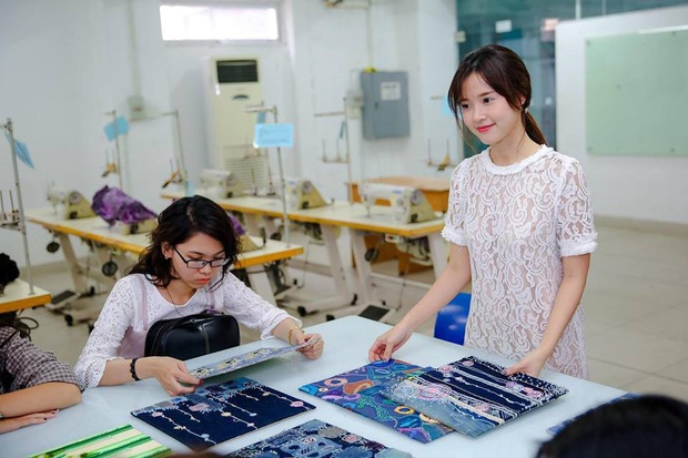 Thời trang giảng viên của Midu: Giản dị như nàng công sở, không dát hàng hiệu như mọi khi - Ảnh 7. Thời trang giảng viên của Midu: Giản dị như nàng công sở, không dát hàng hiệu như mọi khi - Ảnh 7.