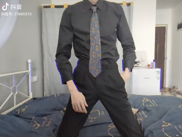 Thêm một hot boy bị bóc mẽ nhan sắc khi luôn đeo khẩu trang, cố xây dựng hình tượng bí ẩn - Ảnh 3.