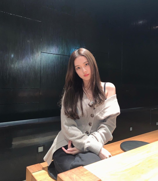 Jisoo mix đồ như 2 năm trước nhưng visual đỉnh hơn, style tưởng cũ nhưng lại là trend hiện giờ - Ảnh 5.