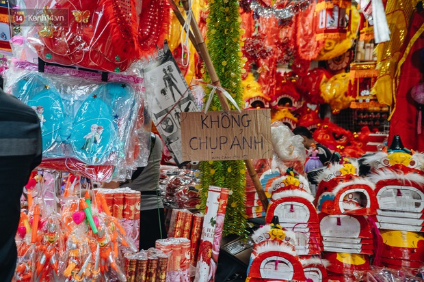 Tiểu thương Hàng Mã bị nhắc nhở vì tự ý treo biển cấm chụp ảnh, thu phí dịp Tết Trung thu - Ảnh 3.