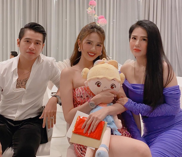 Hiếm lắm Ngọc Trinh mới khoe ảnh đầy đủ anh em trong gia đình, nữ hoàng nội y và chị gái bốc lửa chiếm trọn spotlight - Ảnh 5. Hiếm lắm Ngọc Trinh mới khoe ảnh đầy đủ anh em trong gia đình, nữ hoàng nội y và chị gái bốc lửa chiếm trọn spotlight - Ảnh 5.