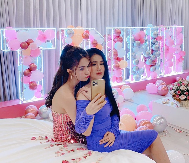 Hiếm lắm Ngọc Trinh mới khoe ảnh đầy đủ anh em trong gia đình, nữ hoàng nội y và chị gái bốc lửa chiếm trọn spotlight - Ảnh 4. Hiếm lắm Ngọc Trinh mới khoe ảnh đầy đủ anh em trong gia đình, nữ hoàng nội y và chị gái bốc lửa chiếm trọn spotlight - Ảnh 4.