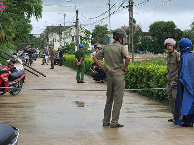 Hàng xóm bàng hoàng phát hiện 3 mẹ con bị đâm thấu bụng và thấu ngực trong nhà - Ảnh 1.