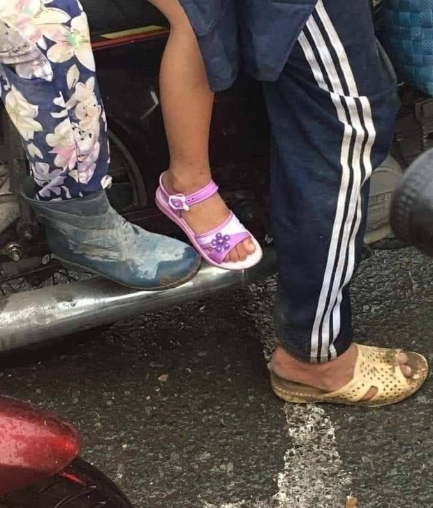 Bức ảnh cha đi tổ ong đầy bùn, mẹ đi đôi ủng cũ vẫn sắm cho con gái sandal mới tinh: Dù có vất vả nhưng không để con thua thiệt bạn bè - Ảnh 1.