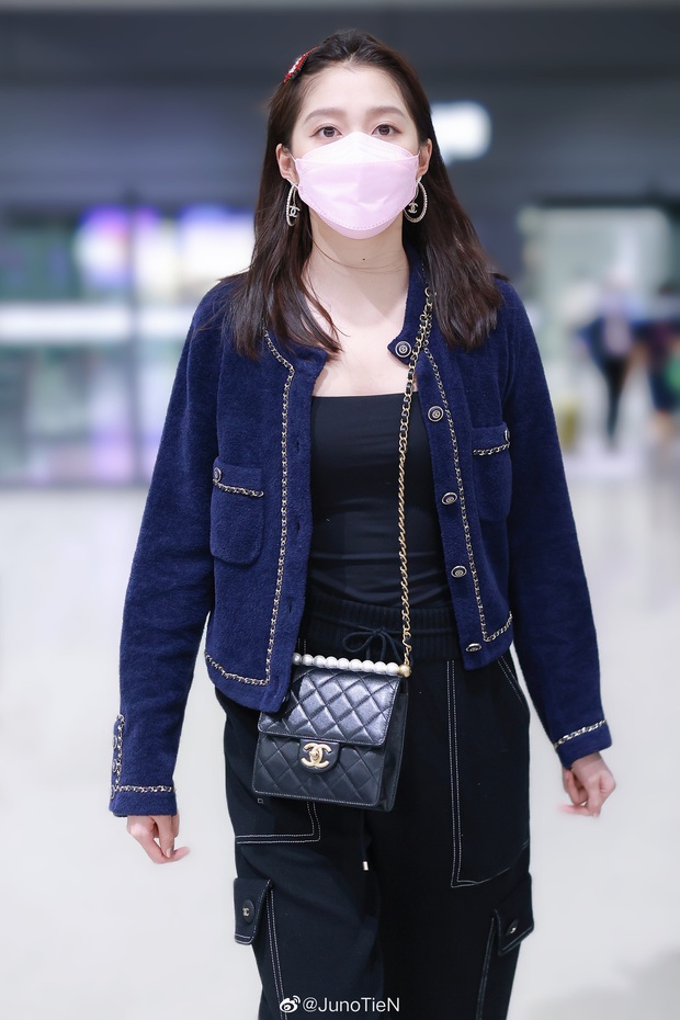 Đụng áo Jennie đã mặc từ 1 năm trước, Quan Hiểu Đồng lên đồ an toàn vẫn bị chê như mặc hàng chợ - Ảnh 4. Đụng áo Jennie đã mặc từ 1 năm trước, Quan Hiểu Đồng lên đồ an toàn vẫn bị chê như mặc hàng chợ - Ảnh 4.
