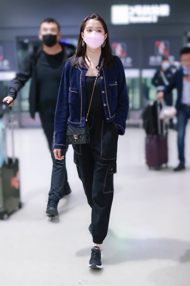 Đụng áo Jennie đã mặc từ 1 năm trước, Quan Hiểu Đồng lên đồ an toàn vẫn bị chê như mặc hàng chợ - Ảnh 5. Đụng áo Jennie đã mặc từ 1 năm trước, Quan Hiểu Đồng lên đồ an toàn vẫn bị chê như mặc hàng chợ - Ảnh 5.