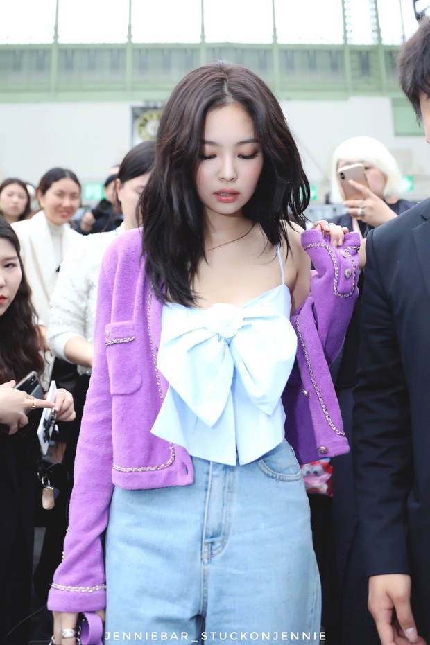 Đụng áo Jennie đã mặc từ 1 năm trước, Quan Hiểu Đồng lên đồ an toàn vẫn bị chê như mặc hàng chợ - Ảnh 3. Đụng áo Jennie đã mặc từ 1 năm trước, Quan Hiểu Đồng lên đồ an toàn vẫn bị chê như mặc hàng chợ - Ảnh 3.