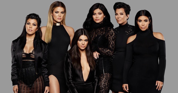 Ai ghét mặc kệ, các quái nữ nhà Kardashian-Jenner thực sự khuấy đảo thời trang thế giới theo những cách chẳng ngờ tới - Ảnh 2.