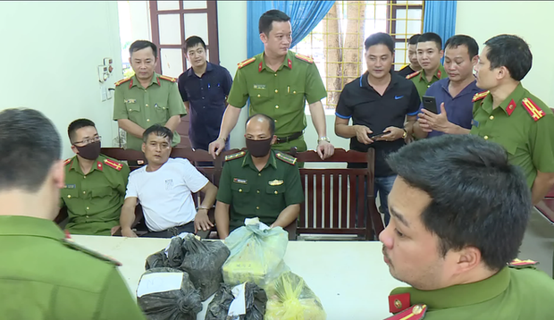Video: Trinh sát đào đất lấy lô ma túy trị giá 10 tỷ đồng của ông trùm ở xứ Nghệ - Ảnh 7. Video: Trinh sát đào đất lấy lô ma túy trị giá 10 tỷ đồng của ông trùm ở xứ Nghệ - Ảnh 7.