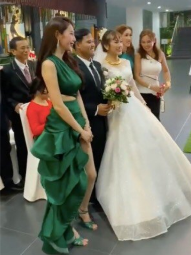Thủy Tiên diện đầm đuôi cá chiếm luôn spotlight của cô dâu, tưởng bị ném đá ai ngờ lại được khen ngợi hết lời - Ảnh 3. Thủy Tiên diện đầm đuôi cá chiếm luôn spotlight của cô dâu, tưởng bị ném đá ai ngờ lại được khen ngợi hết lời - Ảnh 3.