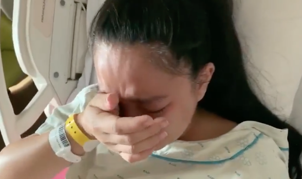 Mới sinh con được 1 ngày, bà xã Lê Dương Bảo Lâm đã khóc nức nở làm chồng phải hết mực dỗ dành - Ảnh 2.
