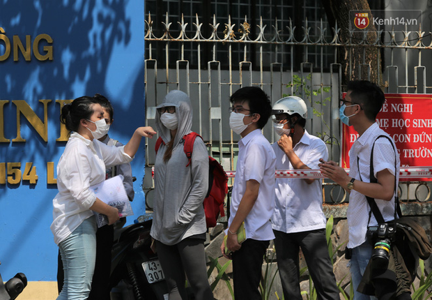 Thi tốt nghiệp THPT Quốc gia đợt 2: 26.000 sĩ tử kết thúc môn Ngữ văn - Ảnh 43.