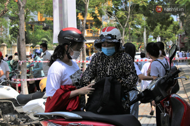 Thi tốt nghiệp THPT Quốc gia đợt 2: 26.000 sĩ tử kết thúc môn Ngữ văn - Ảnh 31.