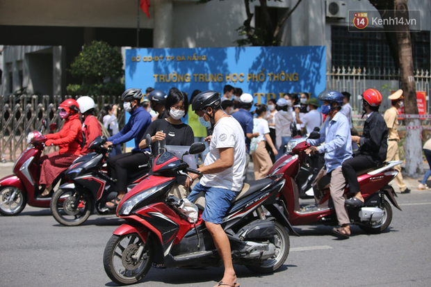 Thi tốt nghiệp THPT Quốc gia đợt 2: 26.000 sĩ tử kết thúc môn Ngữ văn - Ảnh 32.