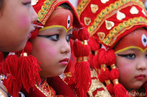 The lost childhoods of the girls chosen to be the goddess Kumari: Can't study, lose the ability to walk normally and can't get married - Photo 6.