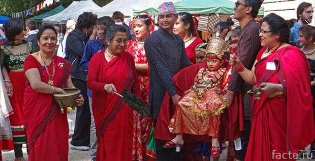 The lost childhood of the girls chosen to be the goddess Kumari: Can't study, lose the ability to walk normally and can't get married - Photo 8.