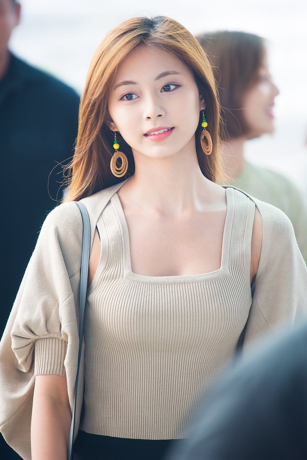 Hot lại khoảnh khắc nữ idol xinh đến mức khiến nhân viên sân bay rớt hàm đúng nghĩa đen, hoá ra mỹ nhân đẹp nhất thế giới - Ảnh 2. Hot lại khoảnh khắc nữ idol xinh đến mức khiến nhân viên sân bay rớt hàm đúng nghĩa đen, hoá ra mỹ nhân đẹp nhất thế giới - Ảnh 2.