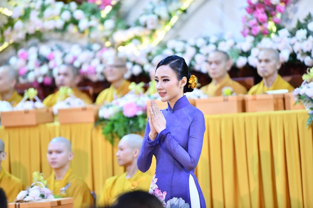 Dàn sao Vbiz lui về hậu trường: Angela Phương Trinh lột xác, Mỹ Tâm - Phạm Hương na ná nhau, Hoài Lâm dính ồn ào tình ái - Ảnh 5.