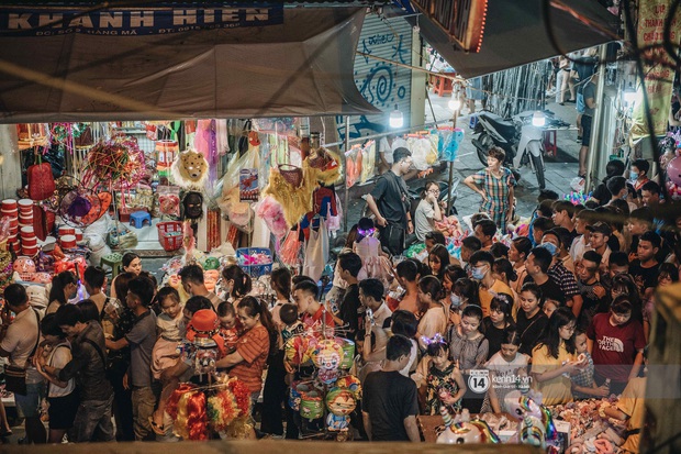 Một ngày trước Trung thu, dân tình Hà Nội đổ ra đường đông nghịt: chen chân về nhà đã khó, muốn vui vẻ dạo bước càng bất khả thi - Ảnh 2.