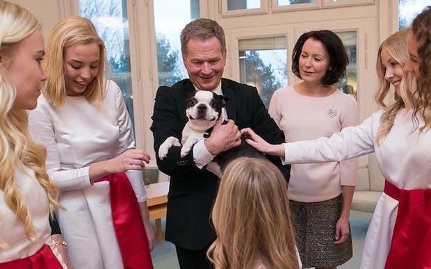Là nguyên thủ quốc gia cũng không thoát khỏi kiếp con sen: Những khoảnh khắc si mê chó cưng của Tổng thống Phần Lan gây sốt MXH - Ảnh 9.