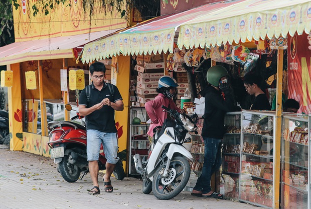 Bánh trung thu lề đường ở Sài Gòn: Mua 1 tặng 3 nhưng giá bằng 4 cái - Ảnh 8.