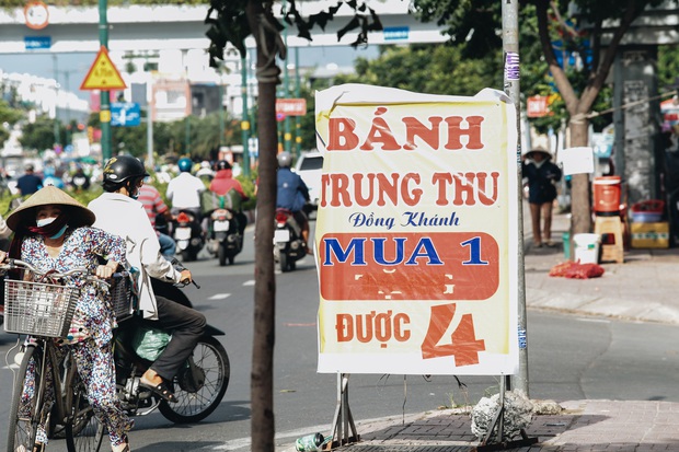 Bánh trung thu lề đường ở Sài Gòn: Mua 1 tặng 3 nhưng giá bằng 4 cái - Ảnh 1.