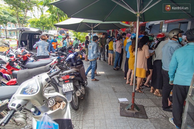 Cùng là bánh Trung thu Như Lan: Người Sài Gòn chen nhau ở tiệm, bánh lề đường mua 1 tặng 4 không ai buồn ghé là vì sao? - Ảnh 13.