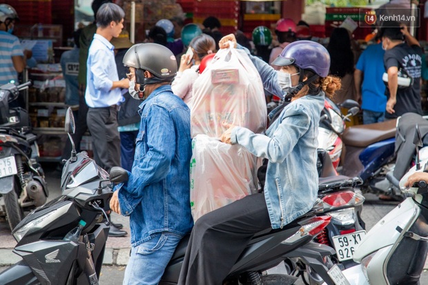 Cùng là bánh Trung thu Như Lan: Người Sài Gòn chen nhau ở tiệm, bánh lề đường mua 1 tặng 4 không ai buồn ghé là vì sao? - Ảnh 15.