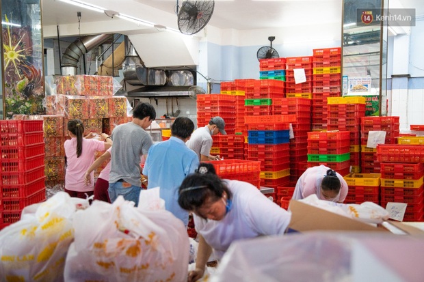 Cùng là bánh Trung thu Như Lan: Người Sài Gòn chen nhau ở tiệm, bánh lề đường mua 1 tặng 4 không ai buồn ghé là vì sao? - Ảnh 4.