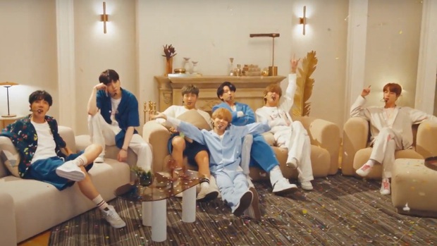 BTS mặc đồ ngủ diễn HOME tại Jimmy Fallon, Jimin được cameraman ưu ái nhưng visual của Jungkook mới là spotlight! - Ảnh 13. BTS mặc đồ ngủ diễn HOME tại Jimmy Fallon, Jimin được cameraman ưu ái nhưng visual của Jungkook mới là spotlight! - Ảnh 13.
