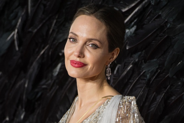 Dân tình đang náo loạn vì bộ ảnh Angelina Jolie ở thời kỳ đẹp nhất: Mặt như tạc, body ngộp thở, bảo sao Brad Pitt mê mệt - Ảnh 7.