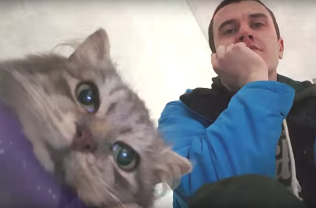 Phát hiện con vật đông cứng giữa đám tuyết trắng không thể nhận ra giống loài gì, người đàn ông can đảm đem về nhà và điều kỳ diệu xảy ra - Ảnh 11.