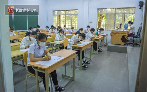 Chuyến xe từ khu vực phong toả do dịch Covid-19 đến điểm thi tốt nghiệp của các thí sinh tại Đà Nẵng - Ảnh 11.