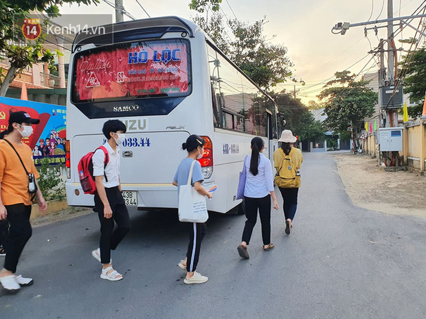 Chuyến xe từ khu vực phong toả do dịch Covid-19 đến điểm thi tốt nghiệp của các thí sinh tại Đà Nẵng - Ảnh 4.