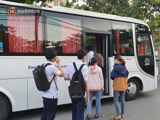 Chuyến xe từ khu vực phong toả do dịch Covid-19 đến điểm thi tốt nghiệp của các thí sinh tại Đà Nẵng - Ảnh 7.