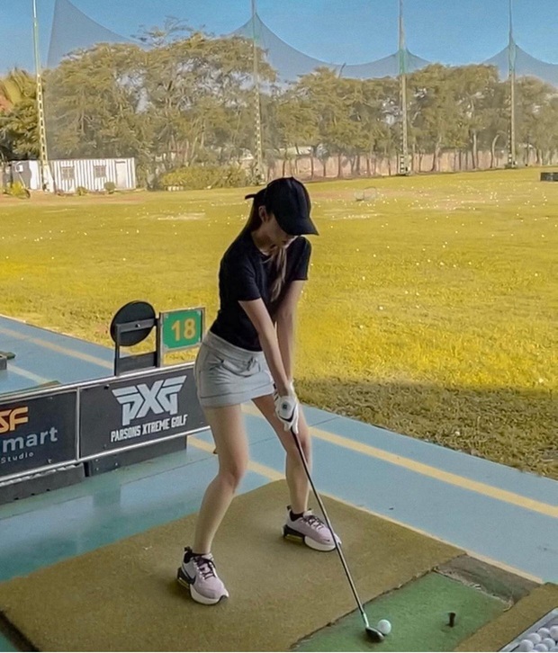 Sân golf hóa đấu trường đọ body trá hình của mỹ nhân Vbiz: Hương Giang cực nuột bên Matt Liu, Hoa hậu, Á hậu so kè quá căng - Ảnh 9.