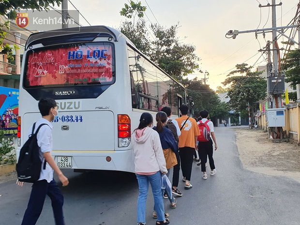 Chuyến xe từ khu vực phong toả do dịch Covid-19 đến điểm thi tốt nghiệp của các thí sinh tại Đà Nẵng - Ảnh 2.