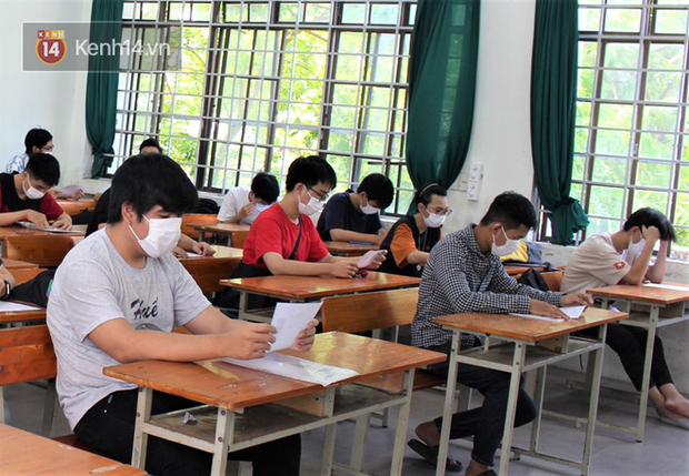 Chuyến xe từ khu vực phong toả do dịch Covid-19 đến điểm thi tốt nghiệp của các thí sinh tại Đà Nẵng - Ảnh 12.