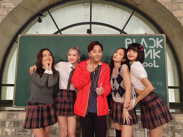 BLACKPINK lên top toàn cầu chỉ với 3 bức ảnh mặc đồng phục quay show: Tưởng Lisa hot nhất ai dè màn cởi áo bung xoã của Jisoo ở hậu trường mới thành tâm điểm - Ảnh 4.