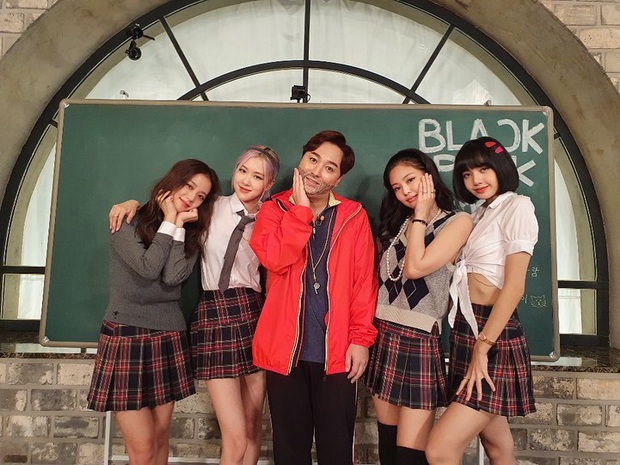 BLACKPINK lên top toàn cầu chỉ với 3 bức ảnh mặc đồng phục quay show: Tưởng Lisa hot nhất ai dè màn cởi áo bung xoã của Jisoo ở hậu trường mới thành tâm điểm - Ảnh 3.