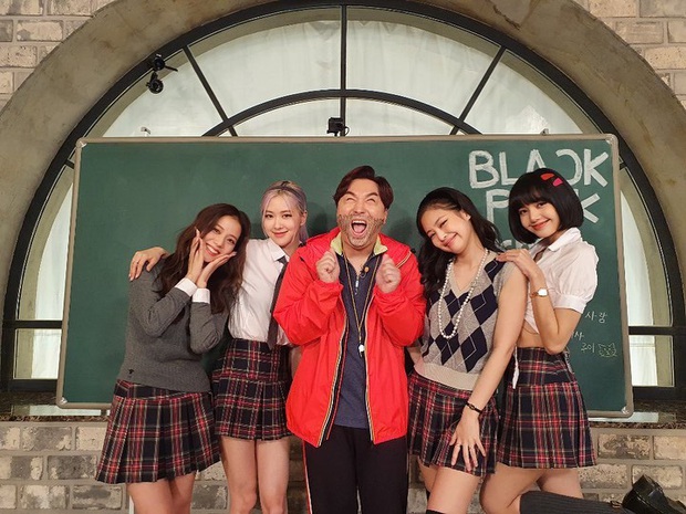 BLACKPINK lên top toàn cầu chỉ với 3 bức ảnh mặc đồng phục quay show: Tưởng Lisa hot nhất ai dè màn cởi áo bung xoã của Jisoo ở hậu trường mới thành tâm điểm - Ảnh 2.