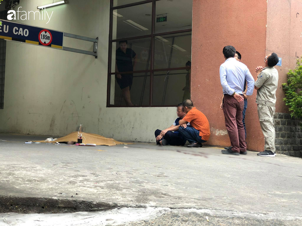 Vụ nam thanh niên rơi từ tầng cao chung cư tử vong ở Hà Nội: Ám ảnh ánh mắt thất thần của người cha ngồi gục bên thi thể con trai - Ảnh 1.