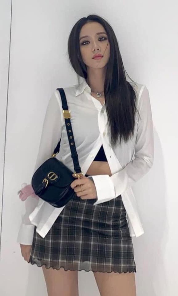 BLACKPINK lên top toàn cầu chỉ với 3 bức ảnh mặc đồng phục quay show: Tưởng Lisa hot nhất ai dè màn cởi áo bung xoã của Jisoo ở hậu trường mới thành tâm điểm - Ảnh 6.