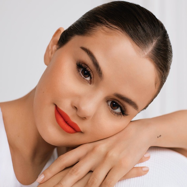 Mỹ phẩm Rare Beauty của Selena Gomez ra mắt hoành tráng, fan nô nức mua bill khủng dài như sớ  - Ảnh 2.