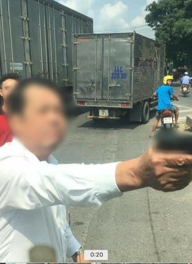 Bắc Ninh: Công an xác minh nam tài xế rút vật giống súng đe dọa lái xe tải vì không chịu nhường đường - Ảnh 1.