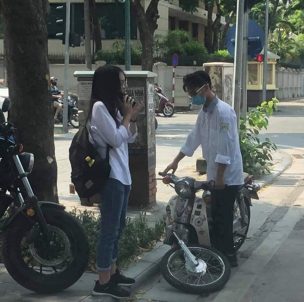 Hăm hở chở bạn đến trường dự khai giảng, chàng trai khóc thét khi bánh xe gãy đôi giữa đường - Ảnh 1. Hăm hở chở bạn đến trường dự khai giảng, chàng trai khóc thét khi bánh xe gãy đôi giữa đường - Ảnh 1.
