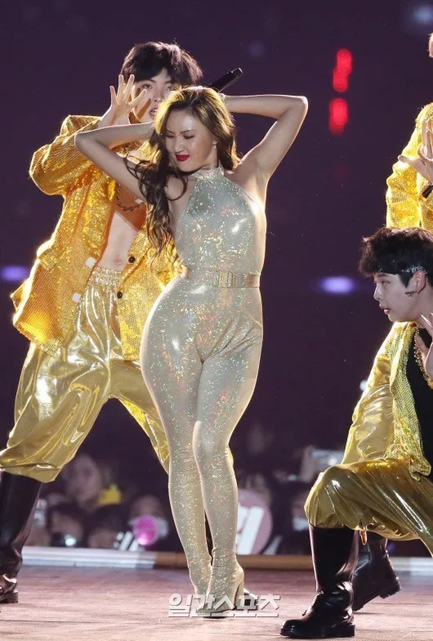 6 idol xinh đẹp lệch chuẩn nhưng còn tạo thành trào lưu mới: Jennie da ngăm vẫn hot, Hwasa thành biểu tượng sexy - Ảnh 6. 6 idol xinh đẹp lệch chuẩn nhưng còn tạo thành trào lưu mới: Jennie da ngăm vẫn hot, Hwasa thành biểu tượng sexy - Ảnh 6.