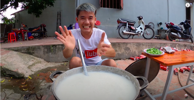 Con trai Bà Tân Vlog bị dân mạng chỉ trích gay gắt khi nấu cháo với gà còn nguyên lông: Vừa mất vệ sinh lại còn phí phạm thức ăn - Ảnh 2. Con trai Bà Tân Vlog bị dân mạng chỉ trích gay gắt khi nấu cháo với gà còn nguyên lông: Vừa mất vệ sinh lại còn phí phạm thức ăn - Ảnh 2.
