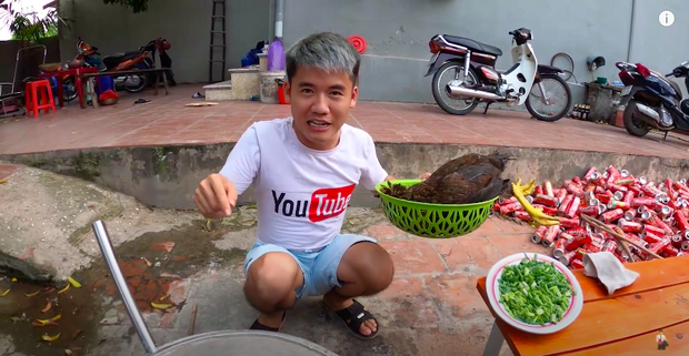 Con trai Bà Tân Vlog bị dân mạng chỉ trích gay gắt khi nấu cháo với gà còn nguyên lông: Vừa mất vệ sinh lại còn phí phạm thức ăn - Ảnh 3. Con trai Bà Tân Vlog bị dân mạng chỉ trích gay gắt khi nấu cháo với gà còn nguyên lông: Vừa mất vệ sinh lại còn phí phạm thức ăn - Ảnh 3.